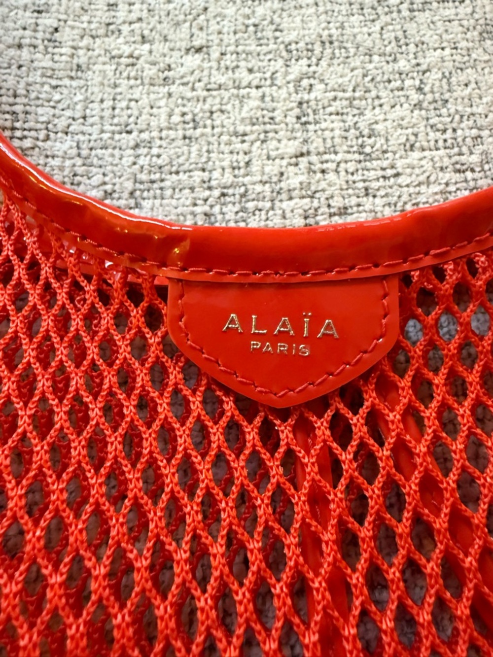Alaïa Red Mesh Shoulder Tote with Glossy Pouch - Picture 2 of 4